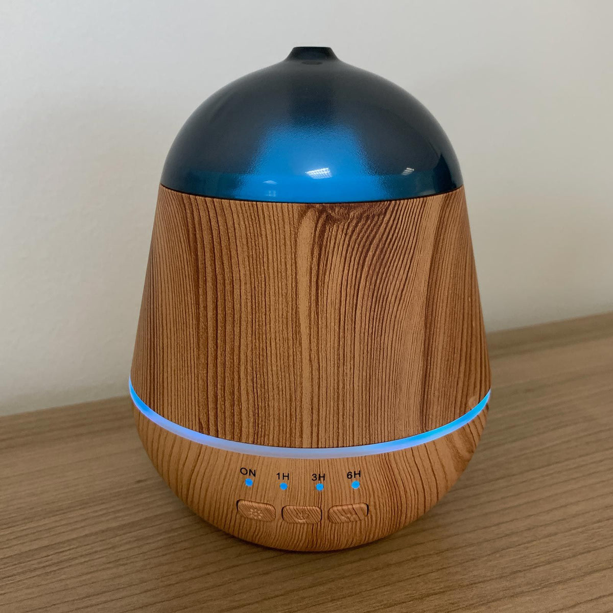 Marseille USB aroma diffuser releasing a cool mist, with colour-changing light - view 2