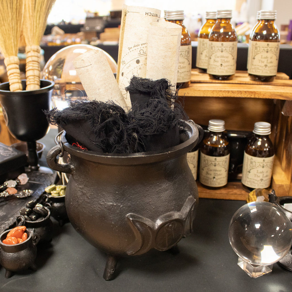 Extra large cast iron cauldron with raised triple moon, lid and three legs - view 2
