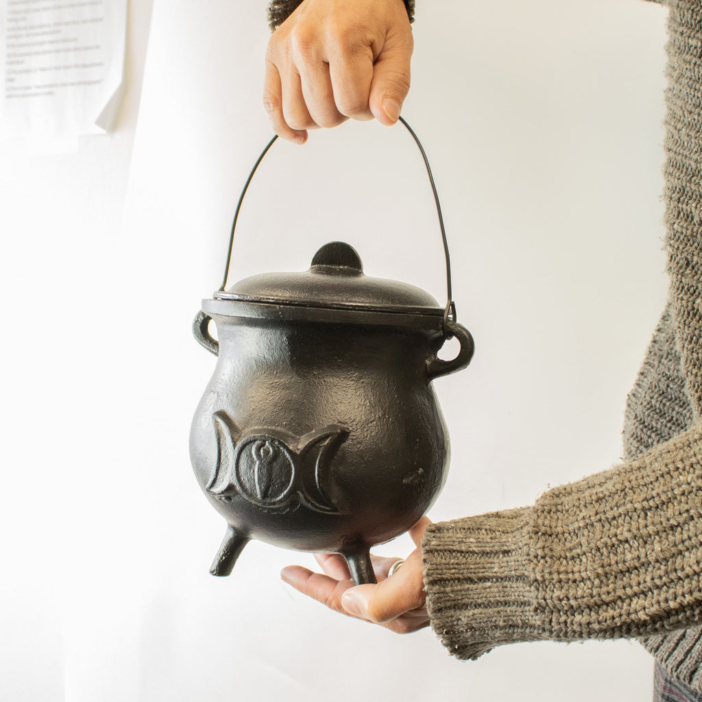 Extra large cast iron cauldron with raised triple moon, lid and three legs - view 6