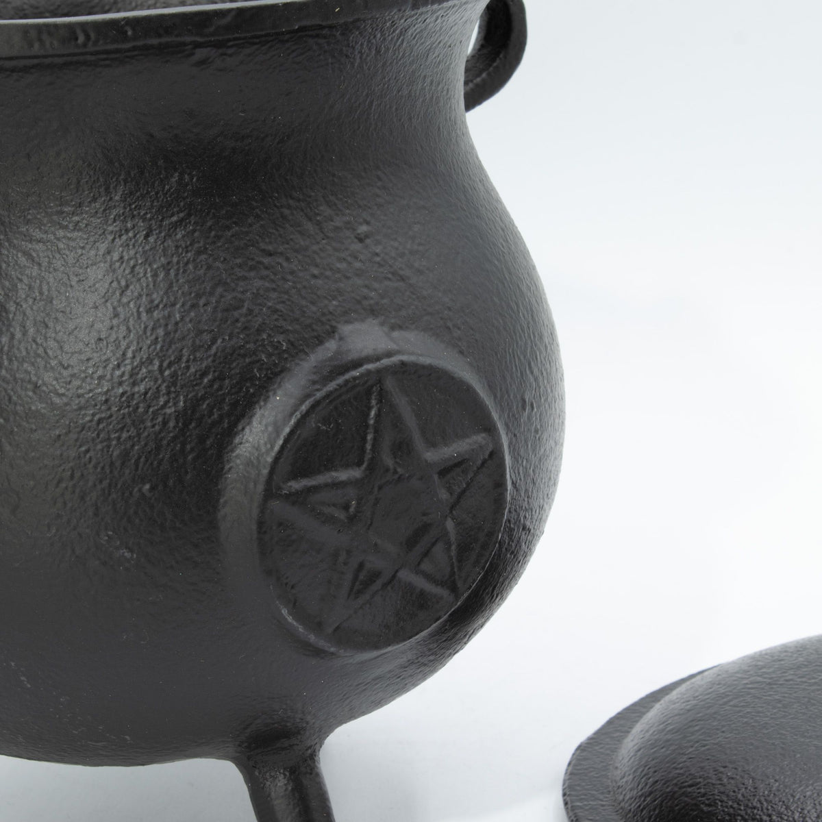 Extra large cast iron cauldron with raised pentagram, lid and three legs - view 4