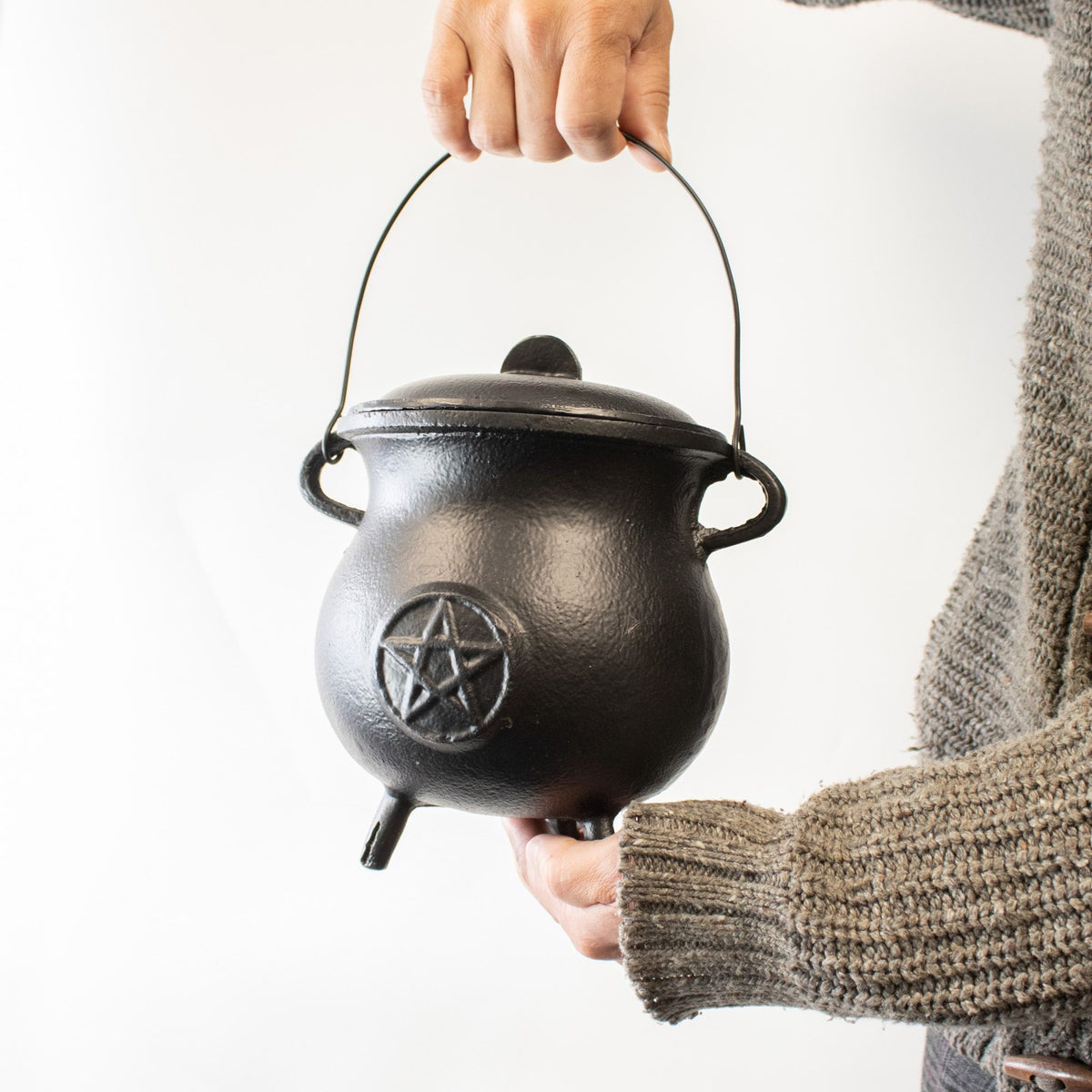 Extra large cast iron cauldron with raised pentagram, lid and three legs - view 7
